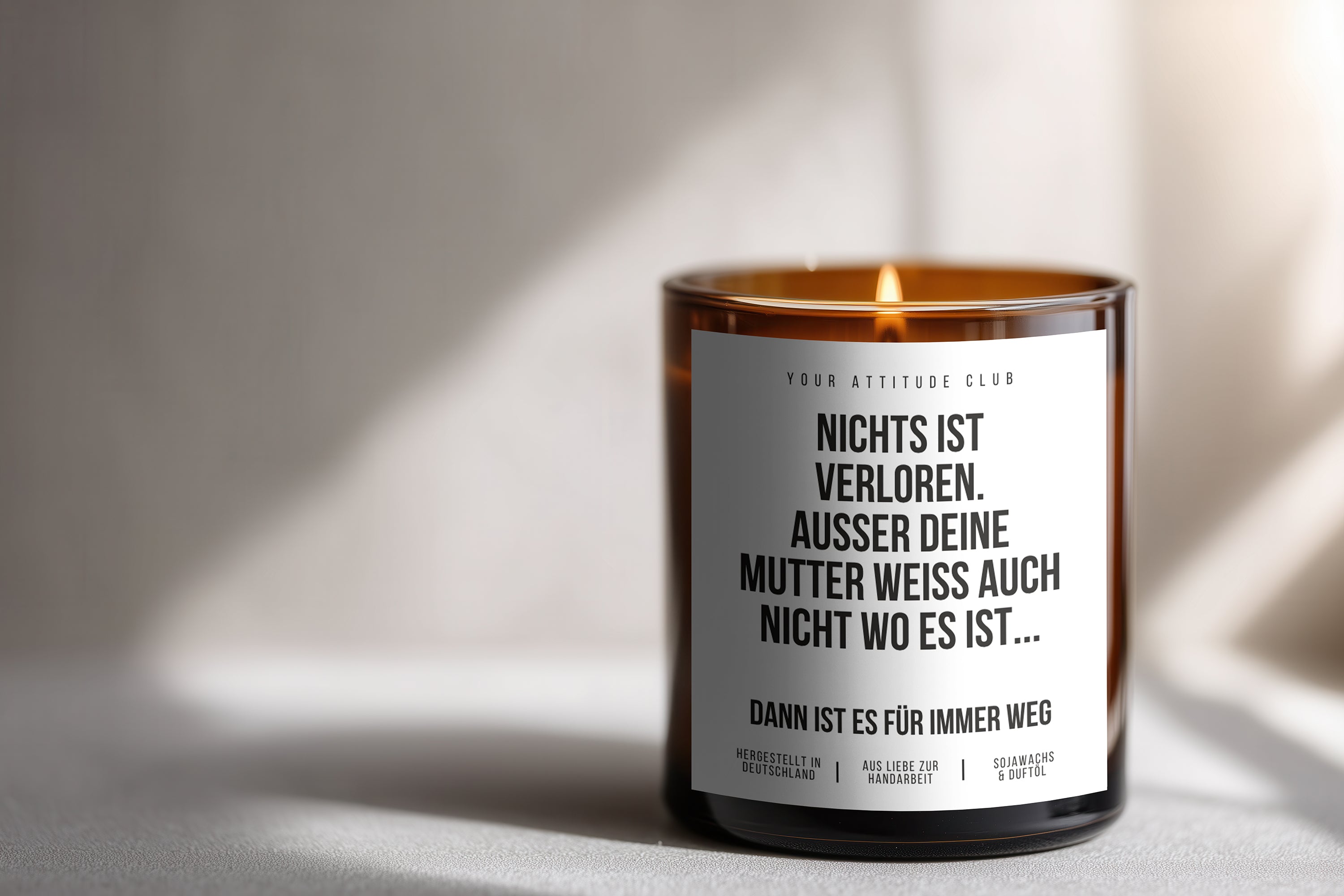 Nichts ist verloren. Außer deine Mutter weiß auch nicht wo es ist… dann ist es für immer weg | 300ml Duftkerze mit Humor & 2 Dochten