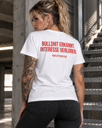 BULLSHIT ERKANNT. INTERESSE VERLOREN. – Unisex Statement T-Shirt Weiß mit rotem Print | freches Sprüche Shirt