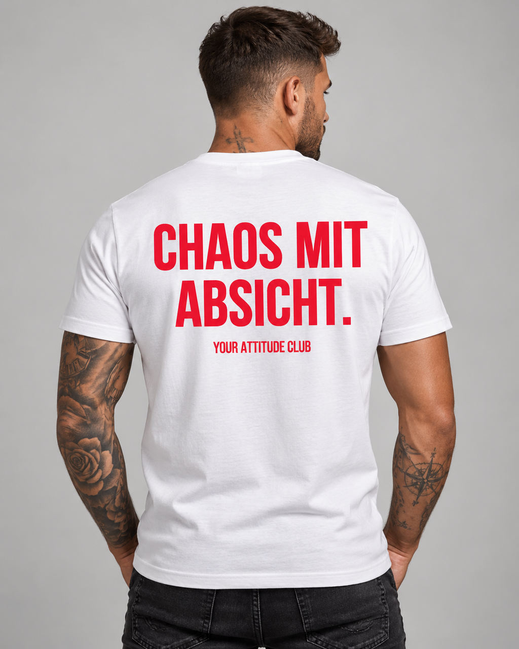 CHAOS MIT ABSICHT. – Unisex Statement T-Shirt Weiß mit rotem Print | freches Sprüche Shirt