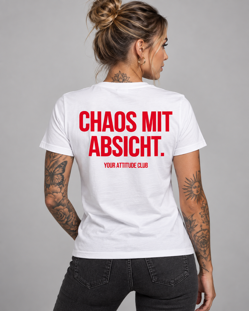 CHAOS MIT ABSICHT. – Unisex Statement T-Shirt Weiß mit rotem Print | freches Sprüche Shirt