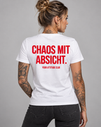 CHAOS MIT ABSICHT. – Unisex Statement T-Shirt Weiß mit rotem Print | freches Sprüche Shirt
