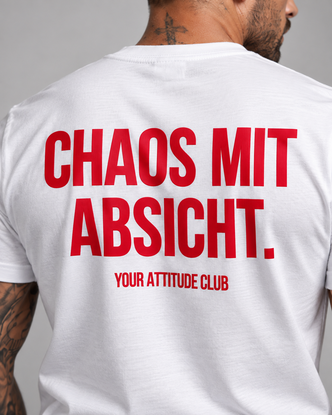 CHAOS MIT ABSICHT. – Unisex Statement T-Shirt Weiß mit rotem Print | freches Sprüche Shirt