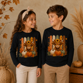 Highland Cow mit Kürbissen Kinder Langarmshirt – Herbst Longsleeve für Kinder, Halloween Shirt, Kürbis Shirt, Mädchen & Jungen