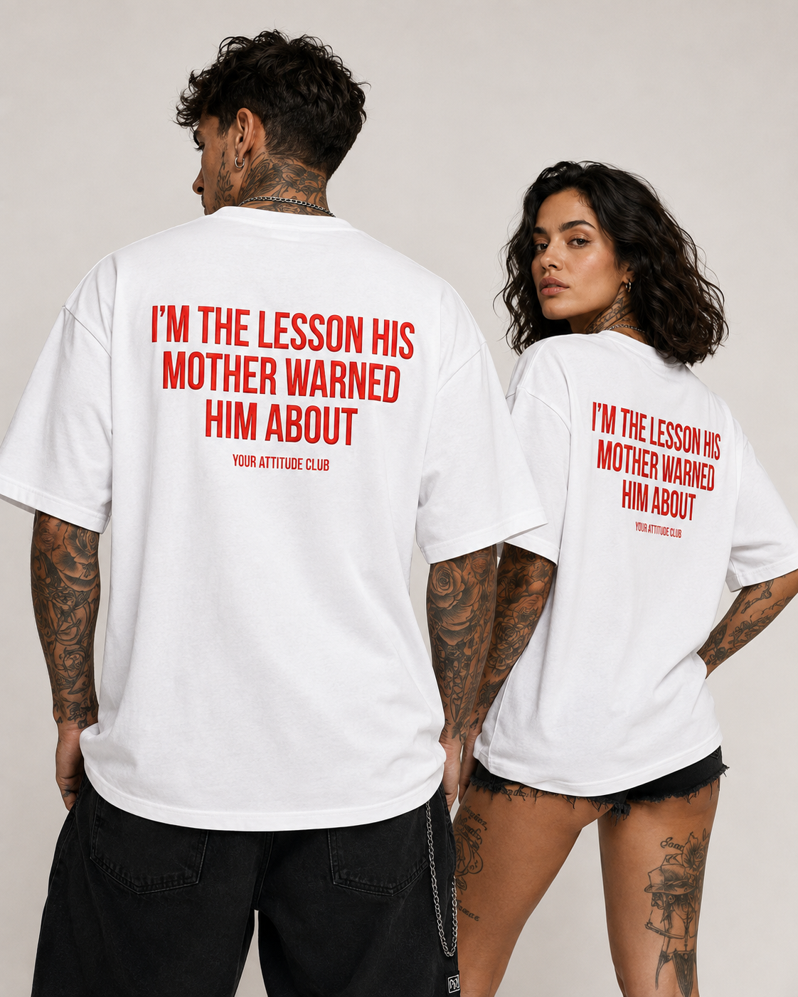I’M THE LESSON HIS MOTHER WARNED HIM ABOUT – schwarzes Oversize Unisex Shirt, weißer Backprint, freches Spruchshirt, Sarkasmus, schwarzer Humor