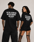 I’M THE LESSON HIS MOTHER WARNED HIM ABOUT – schwarzes Oversize Unisex Shirt, weißer Backprint, freches Spruchshirt, Sarkasmus, schwarzer Humor
