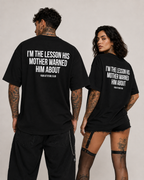 I’M THE LESSON HIS MOTHER WARNED HIM ABOUT – schwarzes Oversize Unisex Shirt, weißer Backprint, freches Spruchshirt, Sarkasmus, schwarzer Humor