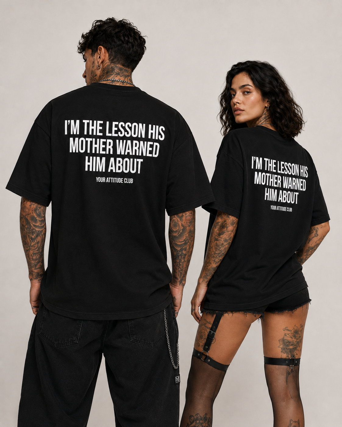 I’M THE LESSON HIS MOTHER WARNED HIM ABOUT – schwarzes Oversize Unisex Shirt, weißer Backprint, freches Spruchshirt, Sarkasmus, schwarzer Humor