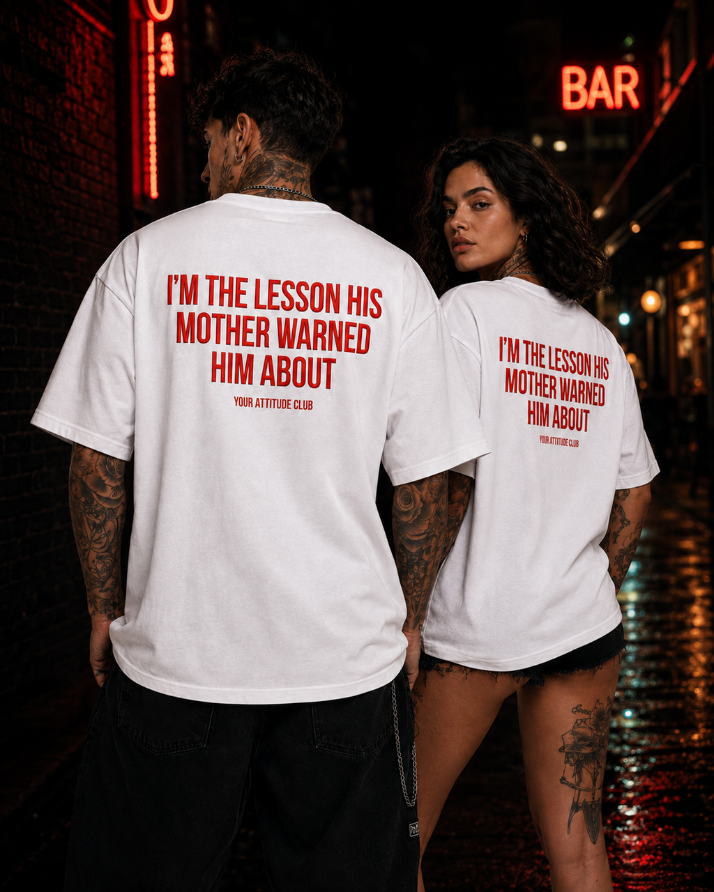 I’M THE LESSON HIS MOTHER WARNED HIM ABOUT – schwarzes Oversize Unisex Shirt, weißer Backprint, freches Spruchshirt, Sarkasmus, schwarzer Humor