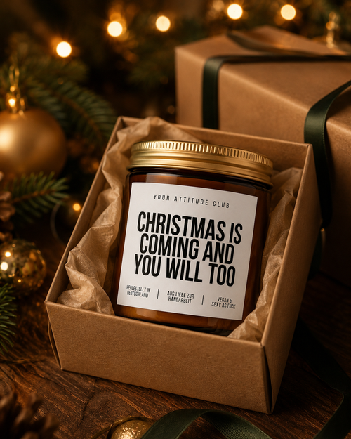 CHRISTMAS IS COMING AND YOU WILL TOO Weihnachtskerze mit Spruch | freche Duftkerze | Geschenk für Partner | lustiges Weihnachtsgeschenk | Sojawachs Kerze