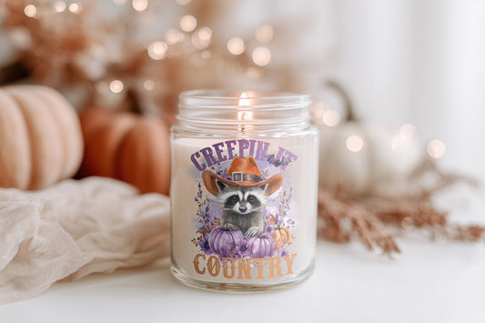 Halloween Kerze Glas Creepin’ It Country | Lustige Waschbär Duftkerze Sojawachs | Herbstdeko Geschenkidee Frauen | Cozy Candle Home Decor