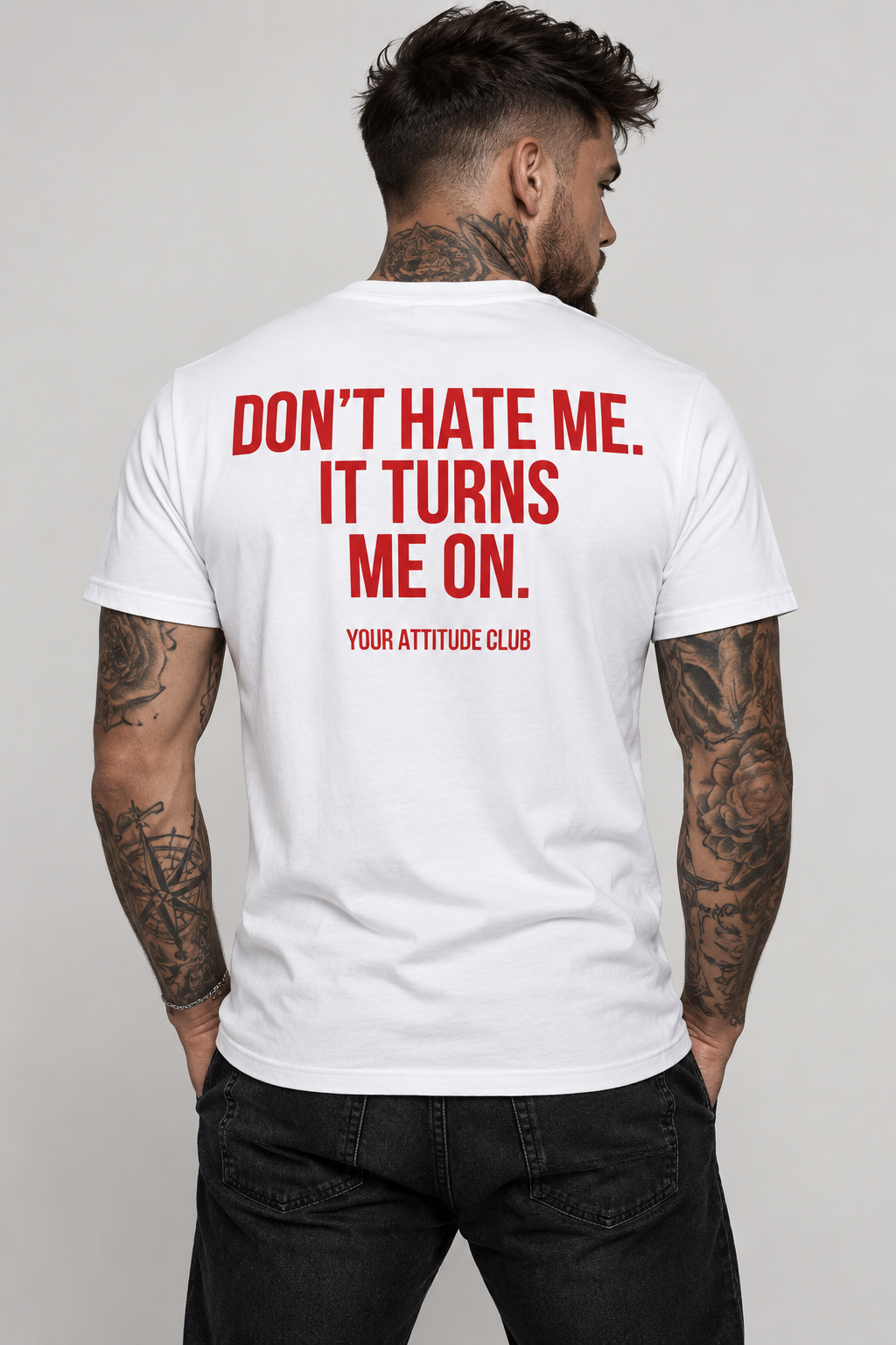 DON’T HATE ME. IT TURNS ME ON. – Unisex Statement T-Shirt Weiß mit rotem Backprint | freches Sprüche Shirt