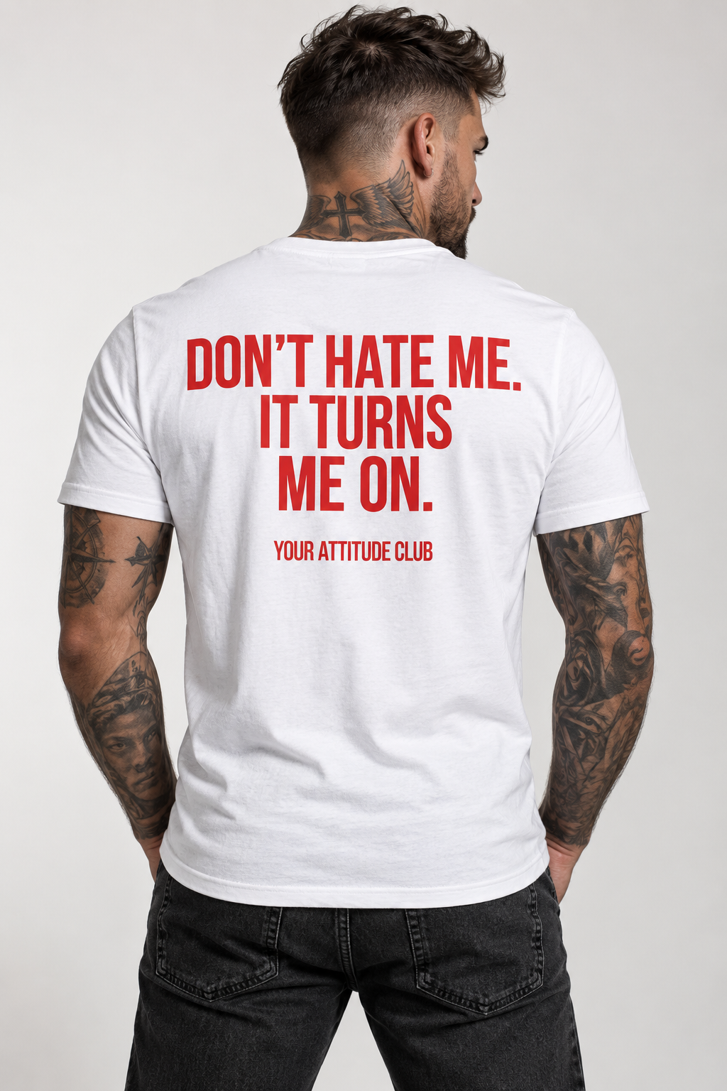 DON’T HATE ME. IT TURNS ME ON. – Unisex Statement T-Shirt Weiß mit rotem Backprint | provokantes Sprüche Shirt