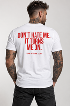 DON’T HATE ME. IT TURNS ME ON. – Unisex Statement T-Shirt Weiß mit rotem Backprint | freches Sprüche Shirt