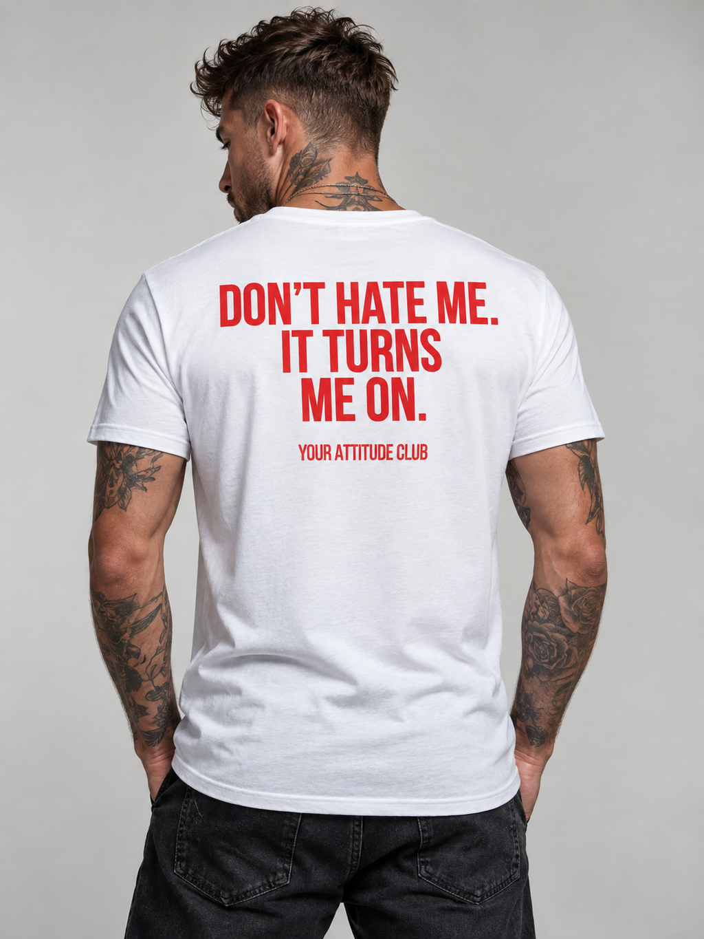 DON’T HATE ME. IT TURNS ME ON. – Unisex Statement T-Shirt Weiß mit rotem Backprint | freches Sprüche Shirt