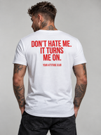 DON’T HATE ME. IT TURNS ME ON. – Unisex Statement T-Shirt Weiß mit rotem Backprint | freches Sprüche Shirt