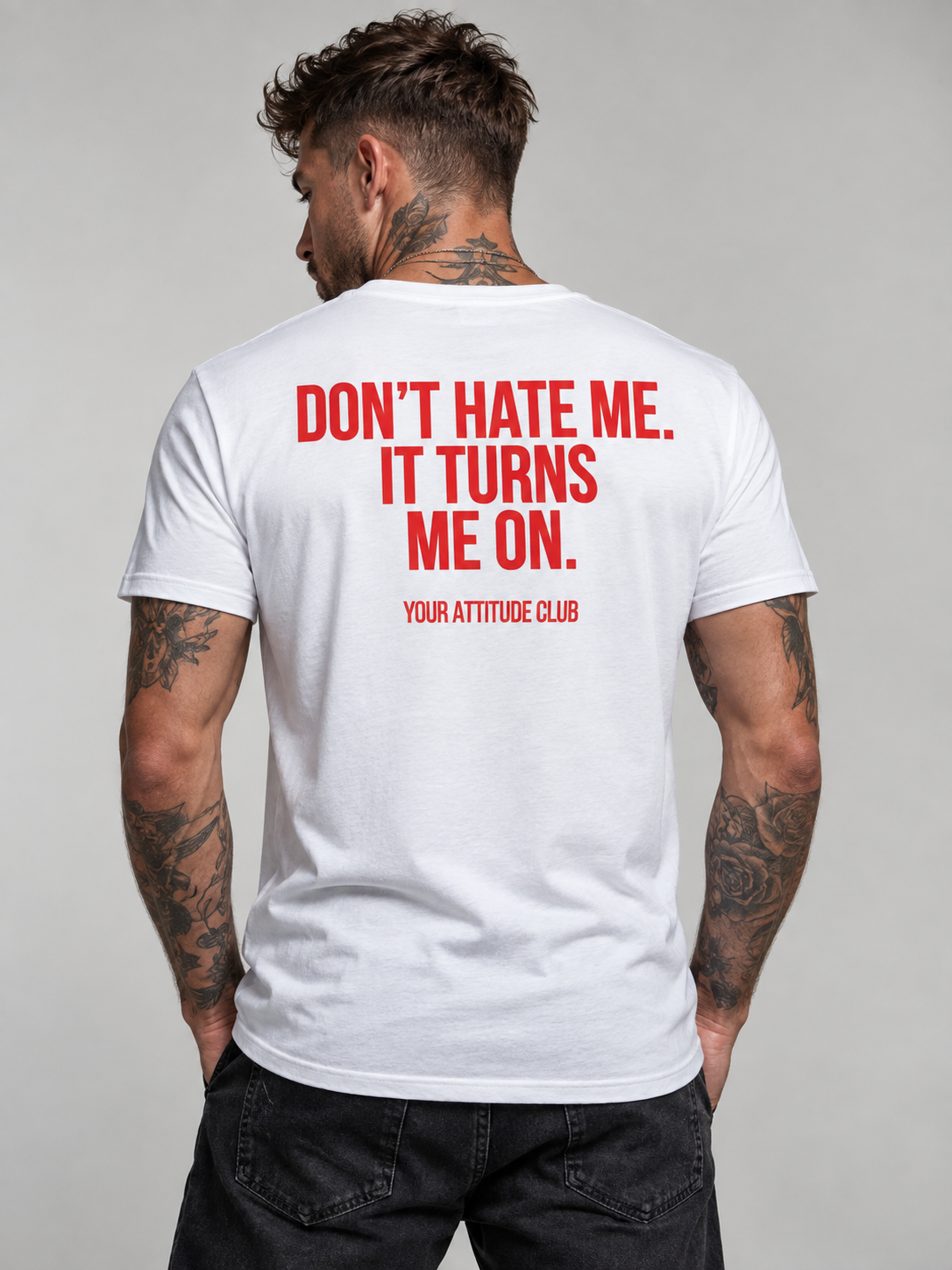 DON’T HATE ME. IT TURNS ME ON. – Unisex Statement T-Shirt Weiß mit rotem Backprint | freches Sprüche Shirt