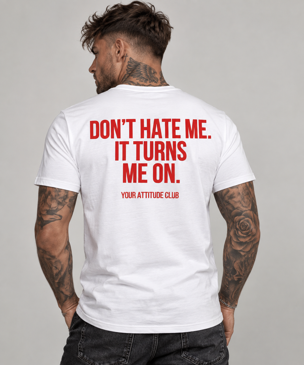 DON’T HATE ME. IT TURNS ME ON. – Unisex Statement T-Shirt Weiß mit rotem Backprint | provokantes Sprüche Shirt