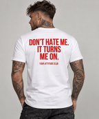 DON’T HATE ME. IT TURNS ME ON. – Unisex Statement T-Shirt Weiß mit rotem Backprint | freches Sprüche Shirt