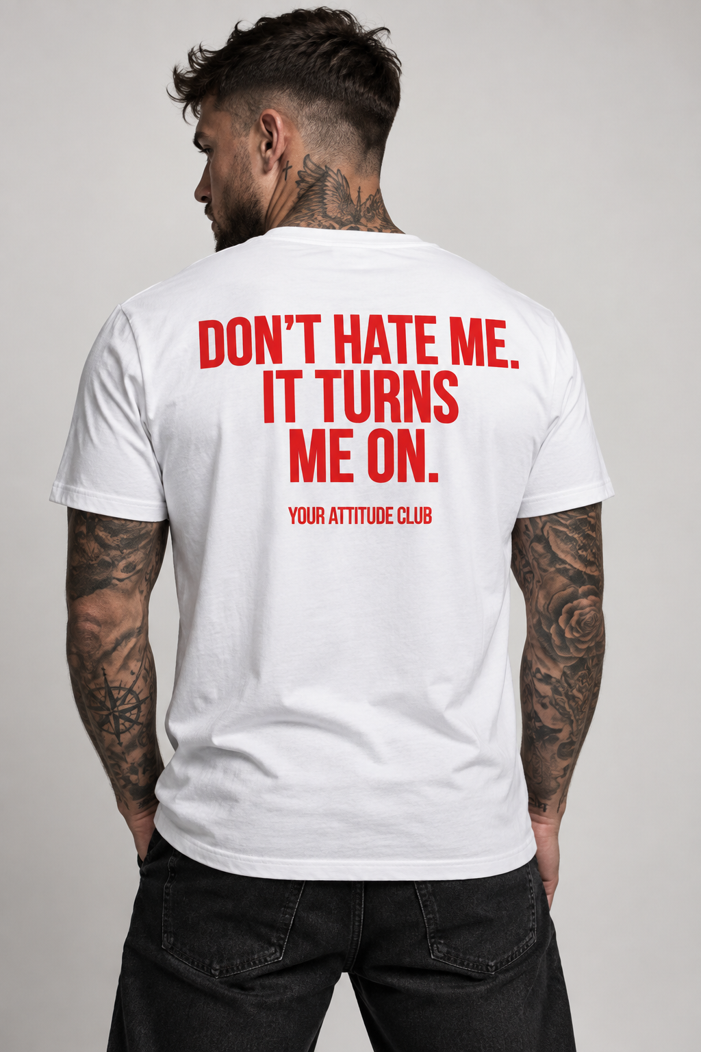 DON’T HATE ME. IT TURNS ME ON. – Unisex Statement T-Shirt Weiß mit rotem Backprint | freches Sprüche Shirt