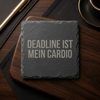 Deadline ist mein Cardio – Schiefer Untersetzer 10x10 cm, lustiges Büro Geschenk, Geschenk für Arbeitskollegen, handgravierter Naturstein