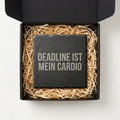 Deadline ist mein Cardio – Schiefer Untersetzer 10x10 cm, lustiges Büro Geschenk, Geschenk für Arbeitskollegen, handgravierter Naturstein