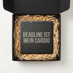 Deadline ist mein Cardio – Schiefer Untersetzer 10x10 cm, lustiges Büro Geschenk, Geschenk für Arbeitskollegen, handgravierter Naturstein