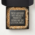 Diese Aufgabe hat höchste Priorität. Genau wie die letzten zwölf. – Schiefer Untersetzer 10x10 cm, lustiges Büro Geschenk, Geschenk für Arbeitskollegen, handgravierter Naturstein