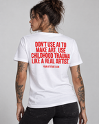 DON’T USE AI TO MAKE ART. USE CHILDHOOD TRAUMA LIKE A REAL ARTIST. – Unisex Statement T-Shirt Weiß mit rotem Backprint | schwarzhumoriges Sprüche Shirt