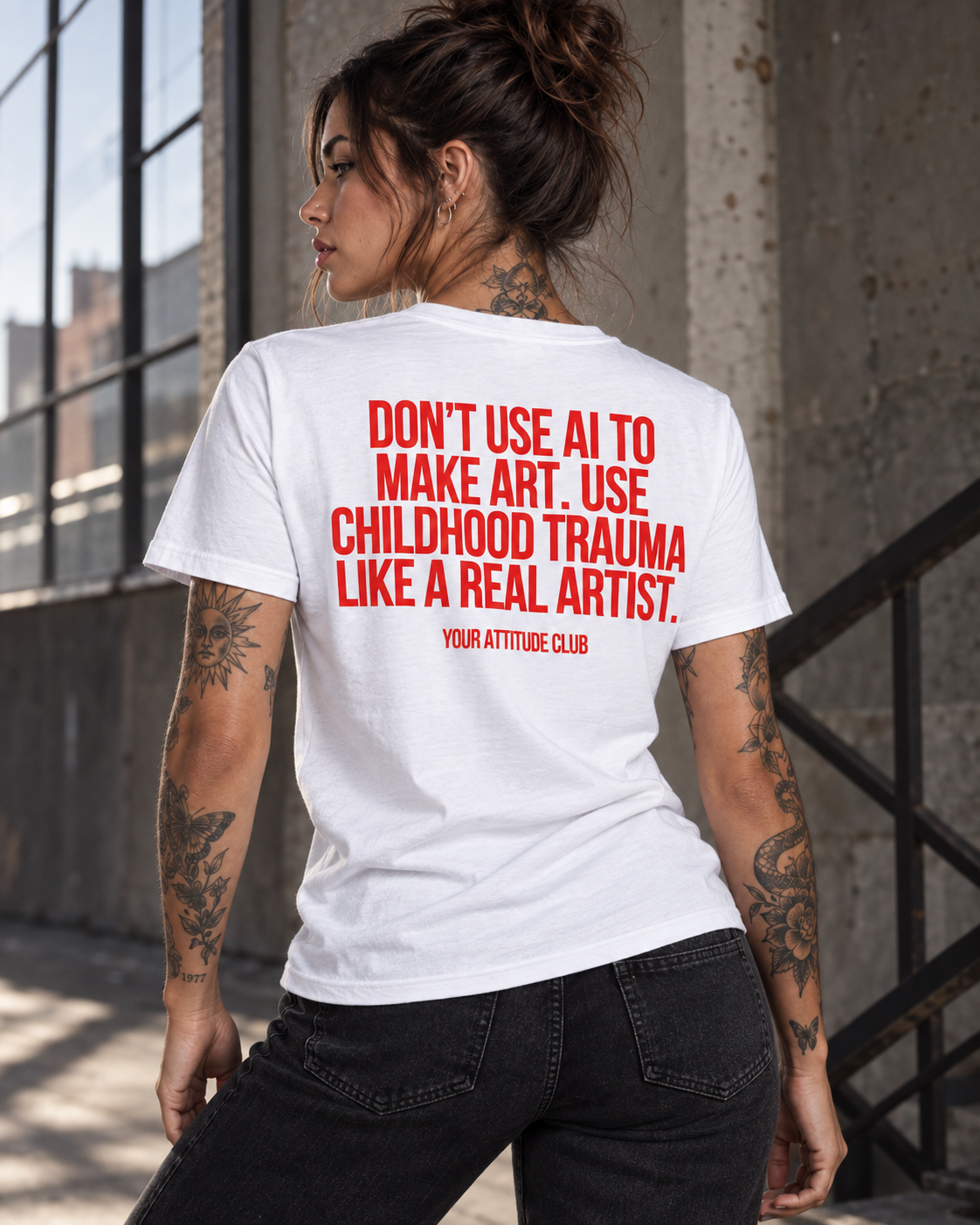 DON’T USE AI TO MAKE ART. USE CHILDHOOD TRAUMA LIKE A REAL ARTIST. – Unisex Statement T-Shirt Weiß mit rotem Backprint | schwarzhumoriges Sprüche Shirt