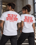DON’T USE AI TO MAKE ART. USE CHILDHOOD TRAUMA LIKE A REAL ARTIST. – Unisex Statement T-Shirt Weiß mit rotem Backprint | schwarzhumoriges Sprüche Shirt