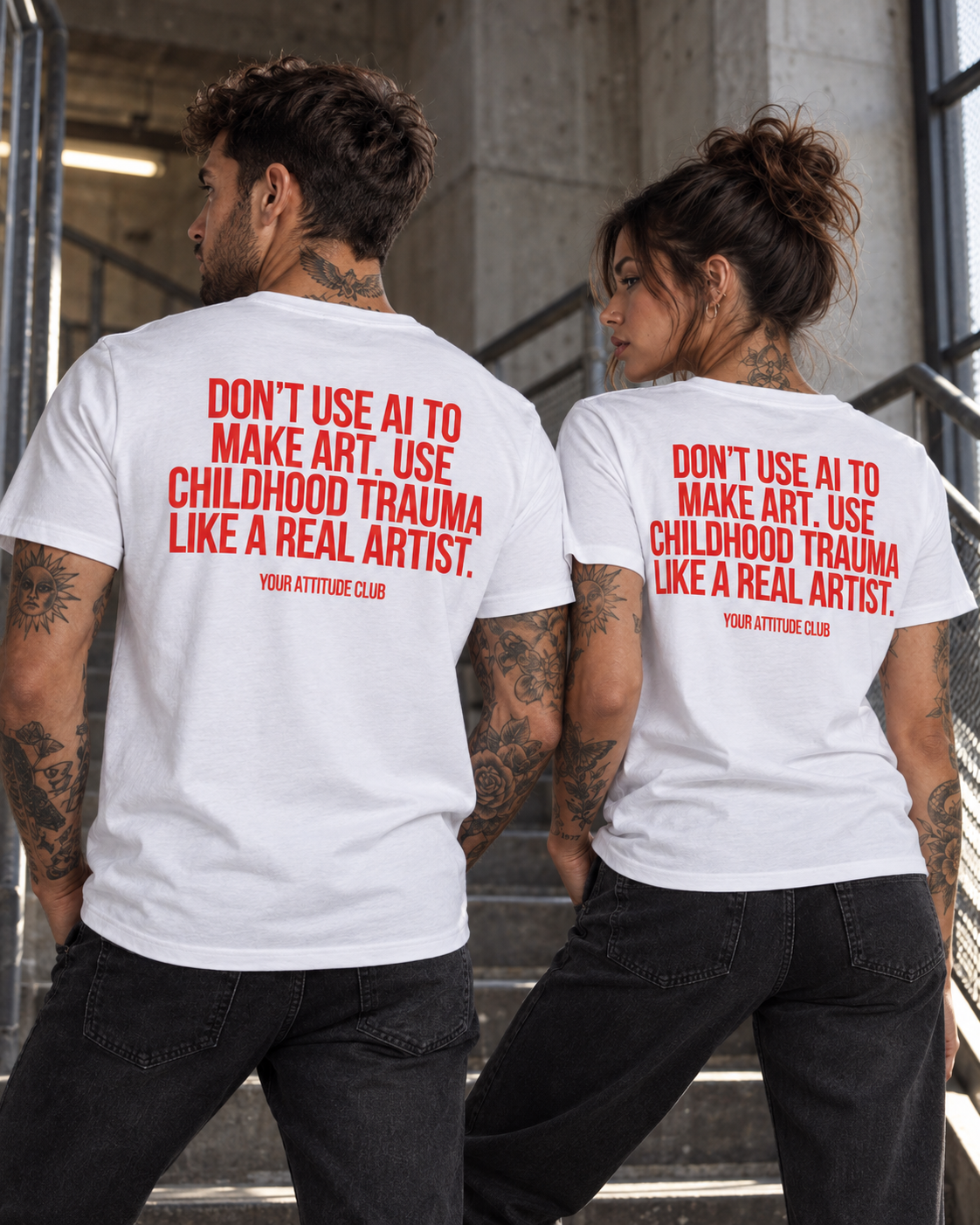 DON’T USE AI TO MAKE ART. USE CHILDHOOD TRAUMA LIKE A REAL ARTIST. – Unisex Statement T-Shirt Weiß mit rotem Backprint | schwarzhumoriges Sprüche Shirt