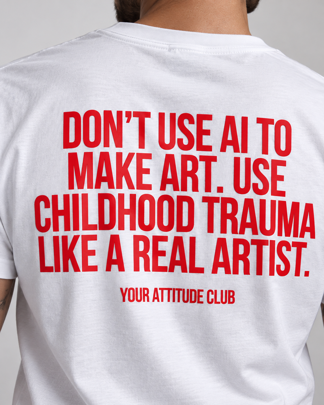 DON’T USE AI TO MAKE ART. USE CHILDHOOD TRAUMA LIKE A REAL ARTIST. – Unisex Statement T-Shirt Weiß mit rotem Backprint | schwarzhumoriges Sprüche Shirt