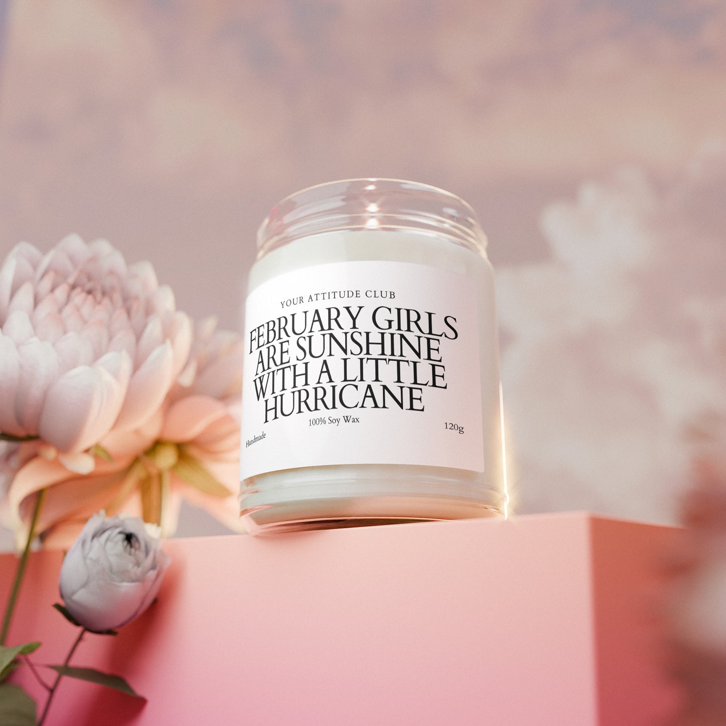 February Girls Are Sunshine With a Little Hurricane – Geburtstagskerze für Februar, personalisiert, Etikettfarbe wählbar, Duftkerze 120ml, Geschenkidee Frau