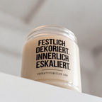 FESTLICH DEKORIERT. INNERLICH ESKALIERT. | Weihnachtskerze, lustiges Weihnachtsgeschenk für Mama, Freundin, Schwester, Wichtelgeschenk
