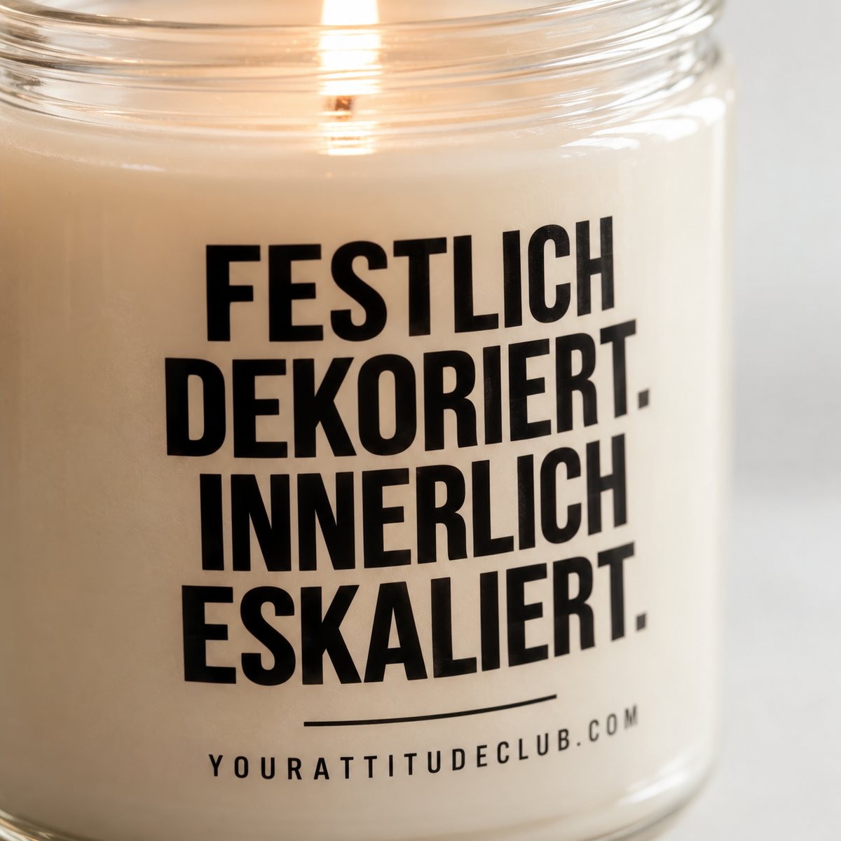 FESTLICH DEKORIERT. INNERLICH ESKALIERT. | Weihnachtskerze, lustiges Weihnachtsgeschenk für Mama, Freundin, Schwester, Wichtelgeschenk