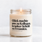 Glück machte uns zu Kollegen. Kranker Scheiß zu Freunden – Lustige Duftkerze, Geschenkidee für Kollegen, Freundschaft, Büro Humor, Your Attitude Club