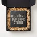 Hier könnte dein Drink stehen – Schiefer Untersetzer 10x10 cm, lustiges Geschenk für Arbeitskollegen, Büro Geschenk, handgravierter Naturstein
