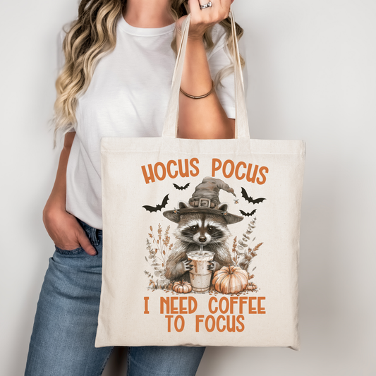 Halloween Baumwolltasche „Hocus Pocus I Need Coffee To Focus“ – lustiger Waschbär mit Kaffee – Geschenk für Herbstliebhaber – Beutel in Schwarz, Beige, Rosa – auch als Bügelbild erhältlich