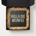 Holla die Weinfee – Schiefer Untersetzer 10x10 cm, lustiges Geschenk für Weinliebhaber, Büro Geschenk, Geschenk für Arbeitskollegen, handgravierter Naturstein