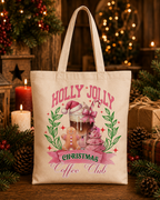 Holly Jolly Christmas Coffee Club – Weihnachtlicher Stoffbeutel mit Kaffee, Lebkuchenmann und rosa Weihnachtsbaum | Baumwolltasche | Geschenk für Kaffeeliebhaber