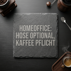 Homeoffice: Hose optional, Kaffee Pflicht – Schiefer Untersetzer 10x10 cm, lustiges Büro Geschenk, Geschenk für Arbeitskollegen, handgravierter Naturstein