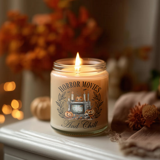 Horror Movies and Chill Kerze Halloween Duftkerze Herbstdeko, vegane Sojawachs Kerze im Glas, Cozy Candle Geschenkidee Frauen, Home Decor
