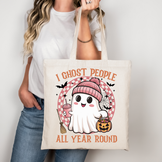 Tragetasche “I Ghost People All Year Round” | Halloween Baumwollbeutel in Rosa, Beige, Schwarz | Lustiges Geist-Motiv | DTG Druck | Auch als Bügelbild erhältlich