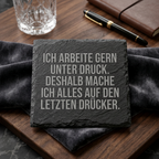 Ich arbeite gern unter Druck. Deshalb mache ich alles auf den letzten Drücker. – Schiefer Untersetzer 10x10 cm, lustiges Büro Geschenk, Geschenk für Arbeitskollegen, handgravierter Naturstein
