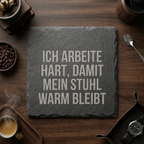 Ich arbeite hart, damit mein Stuhl warm bleibt – Schiefer Untersetzer 10x10 cm, lustiges Büro Geschenk, Geschenk für Arbeitskollegen, handgravierter Naturstein