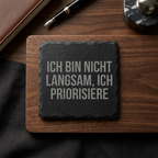 Ich bin nicht langsam, ich priorisiere – Schiefer Untersetzer 10x10 cm, lustiges Büro Geschenk, Geschenk für Arbeitskollegen, handgravierter Naturstein