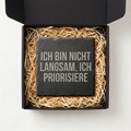 Ich bin nicht langsam, ich priorisiere – Schiefer Untersetzer 10x10 cm, lustiges Büro Geschenk, Geschenk für Arbeitskollegen, handgravierter Naturstein