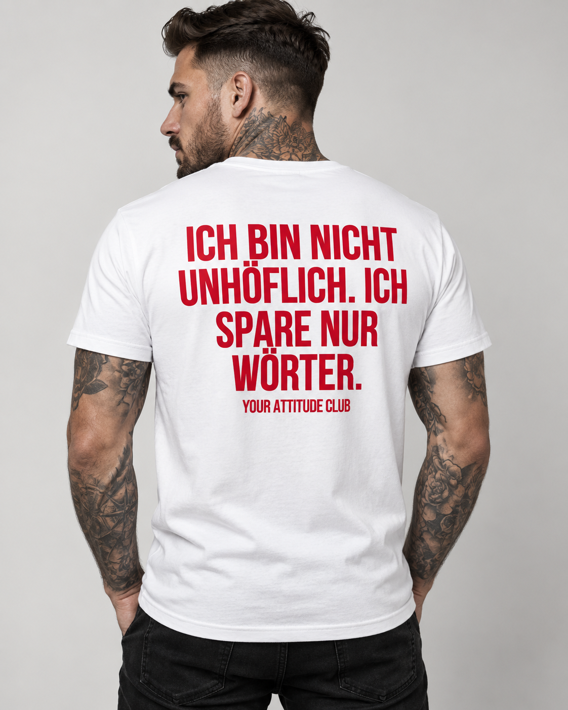 ICH BIN NICHT UNHÖFLICH. ICH SPARE NUR WÖRTER. – Unisex Statement T-Shirt Weiß mit rotem Backprint | freches Sprüche Shirt