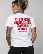ICH BIN NICHT UNHÖFLICH. ICH SPARE NUR WÖRTER. – Unisex Statement T-Shirt Weiß mit rotem Backprint | freches Sprüche Shirt