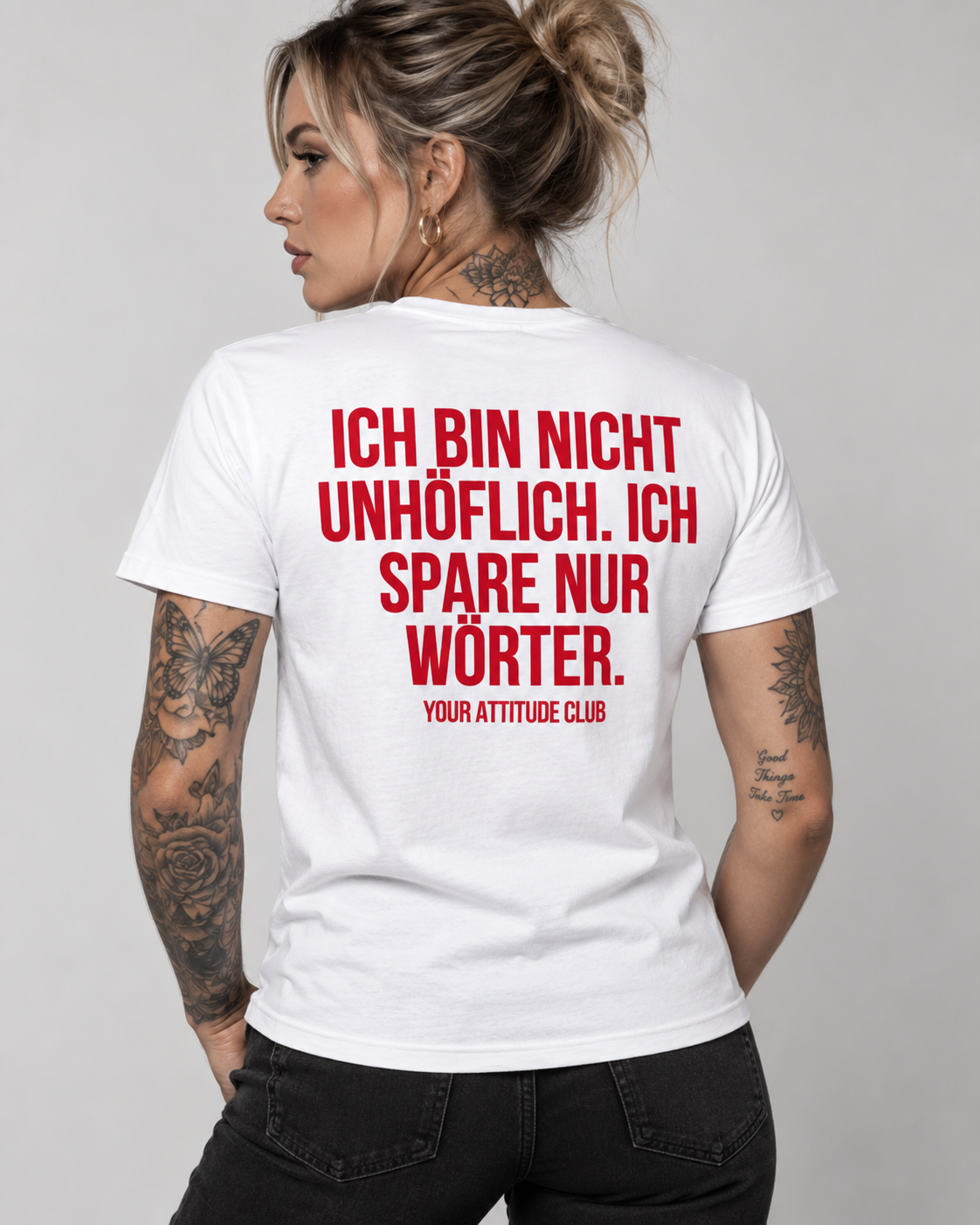 ICH BIN NICHT UNHÖFLICH. ICH SPARE NUR WÖRTER. – Unisex Statement T-Shirt Weiß mit rotem Backprint | freches Sprüche Shirt
